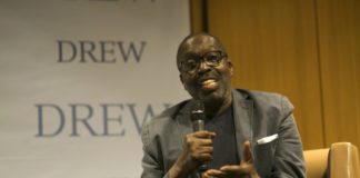 NBA great Earl Monroe makes a point at the Drew Forum, March 28, 2017. Photo: Drew University/Karen Mancinelli